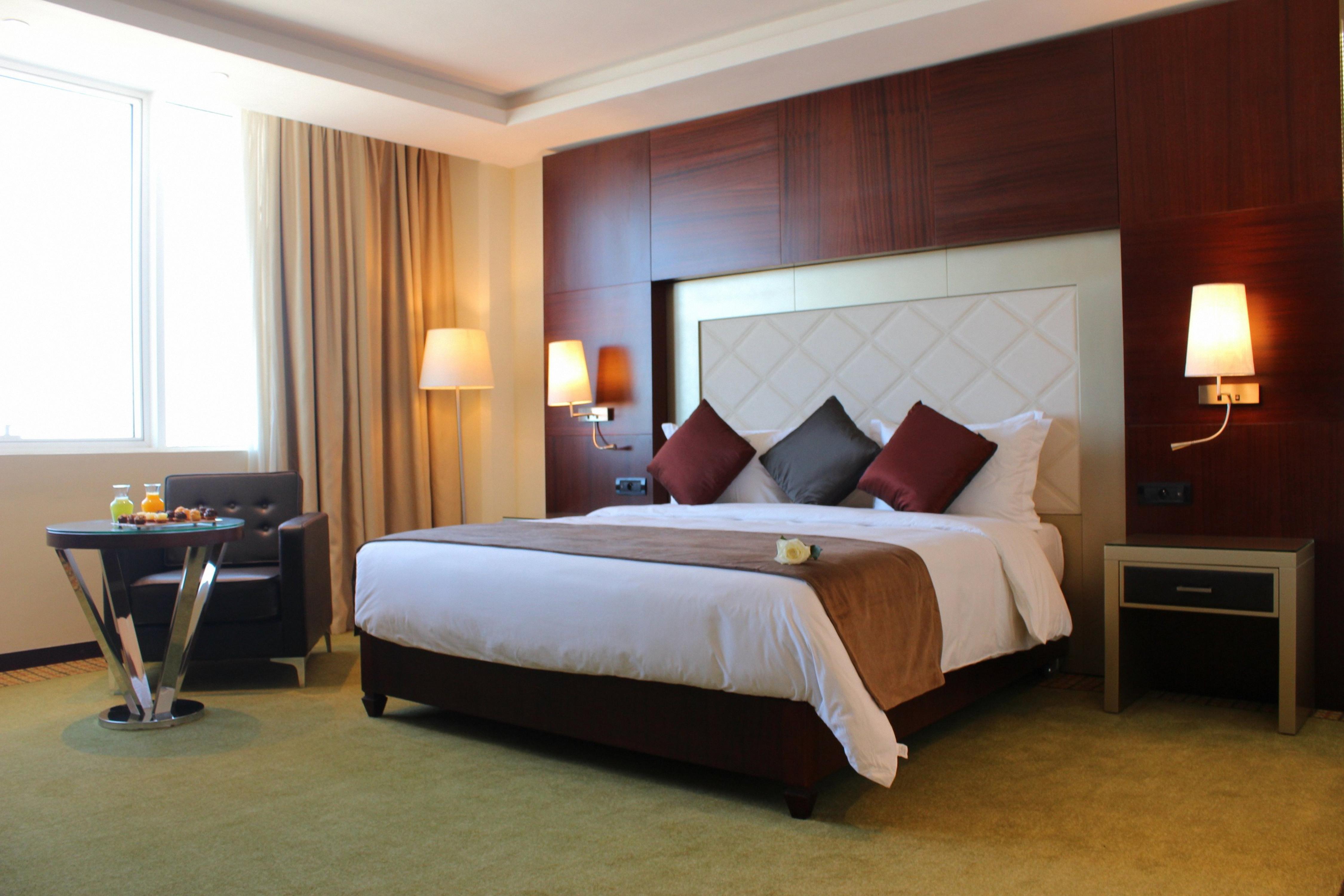 Grand Mogador City Center Casablanca Exteriör bild A bedroom at the hotel