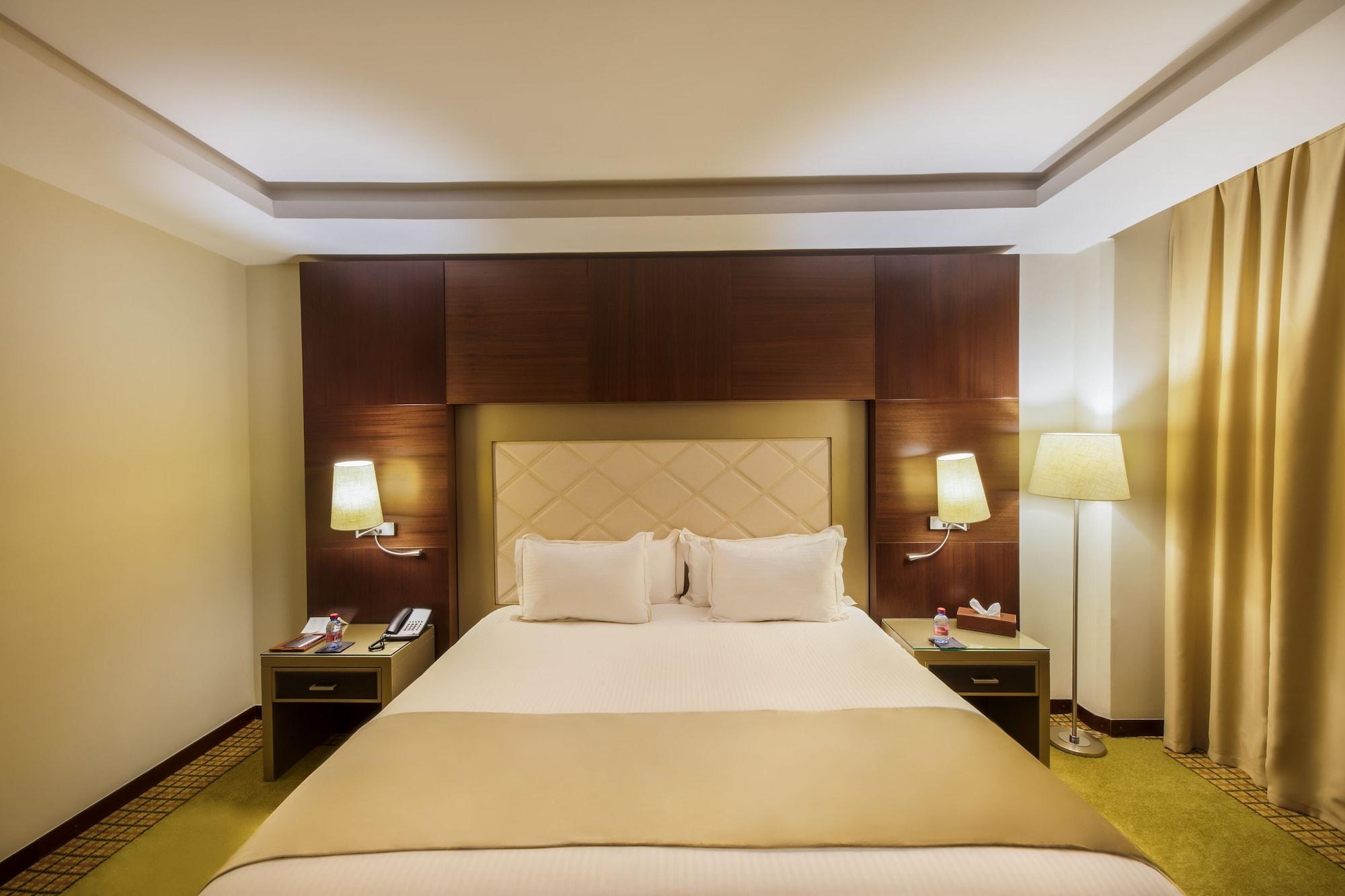 Grand Mogador City Center Casablanca Exteriör bild A bedroom at the hotel
