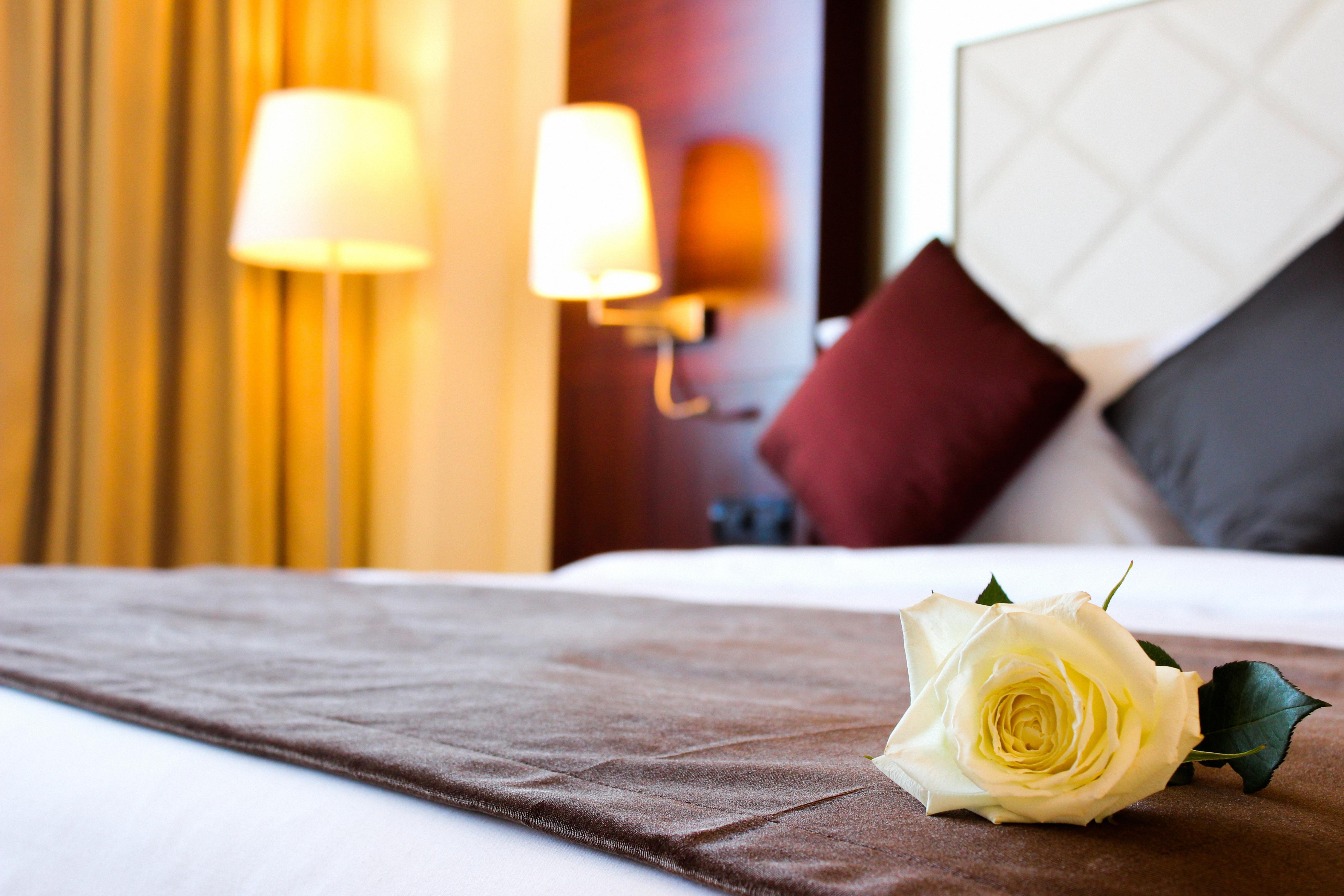 Grand Mogador City Center Casablanca Exteriör bild A rose on a bed