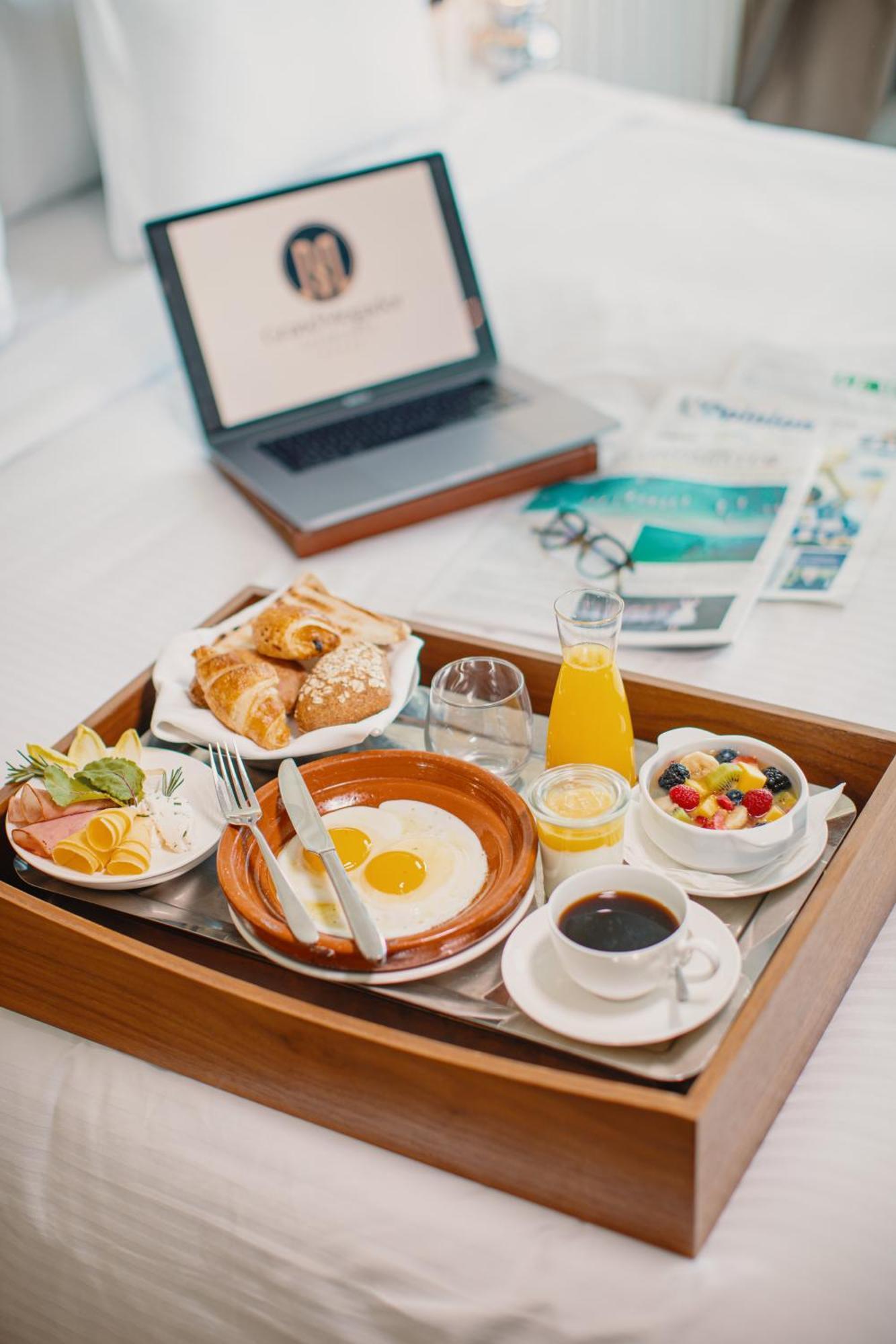 Grand Mogador City Center Casablanca Exteriör bild Room service