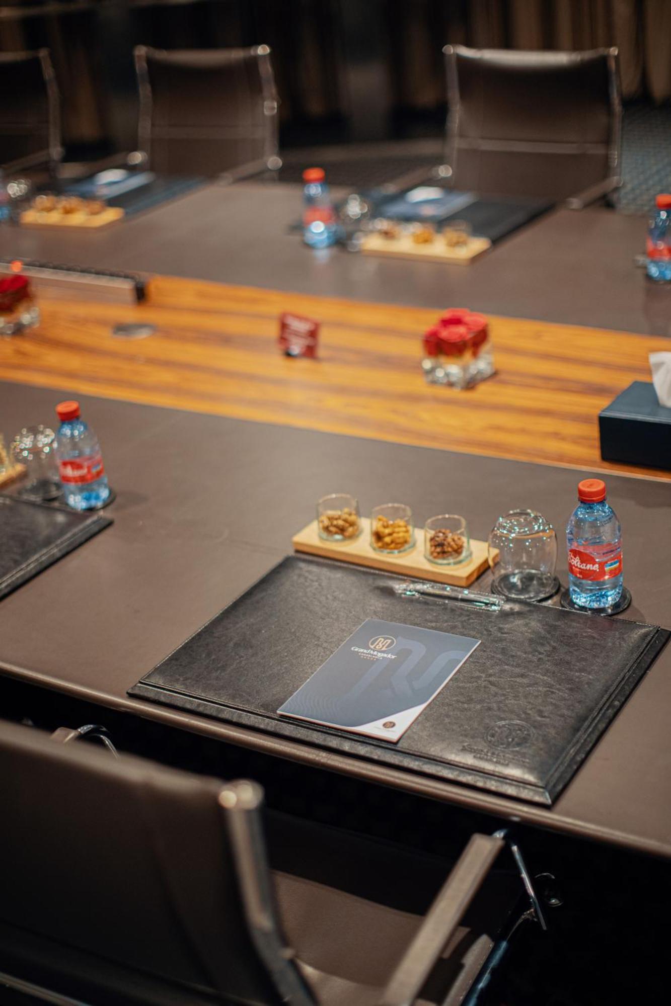 Grand Mogador City Center Casablanca Exteriör bild A tasting tray