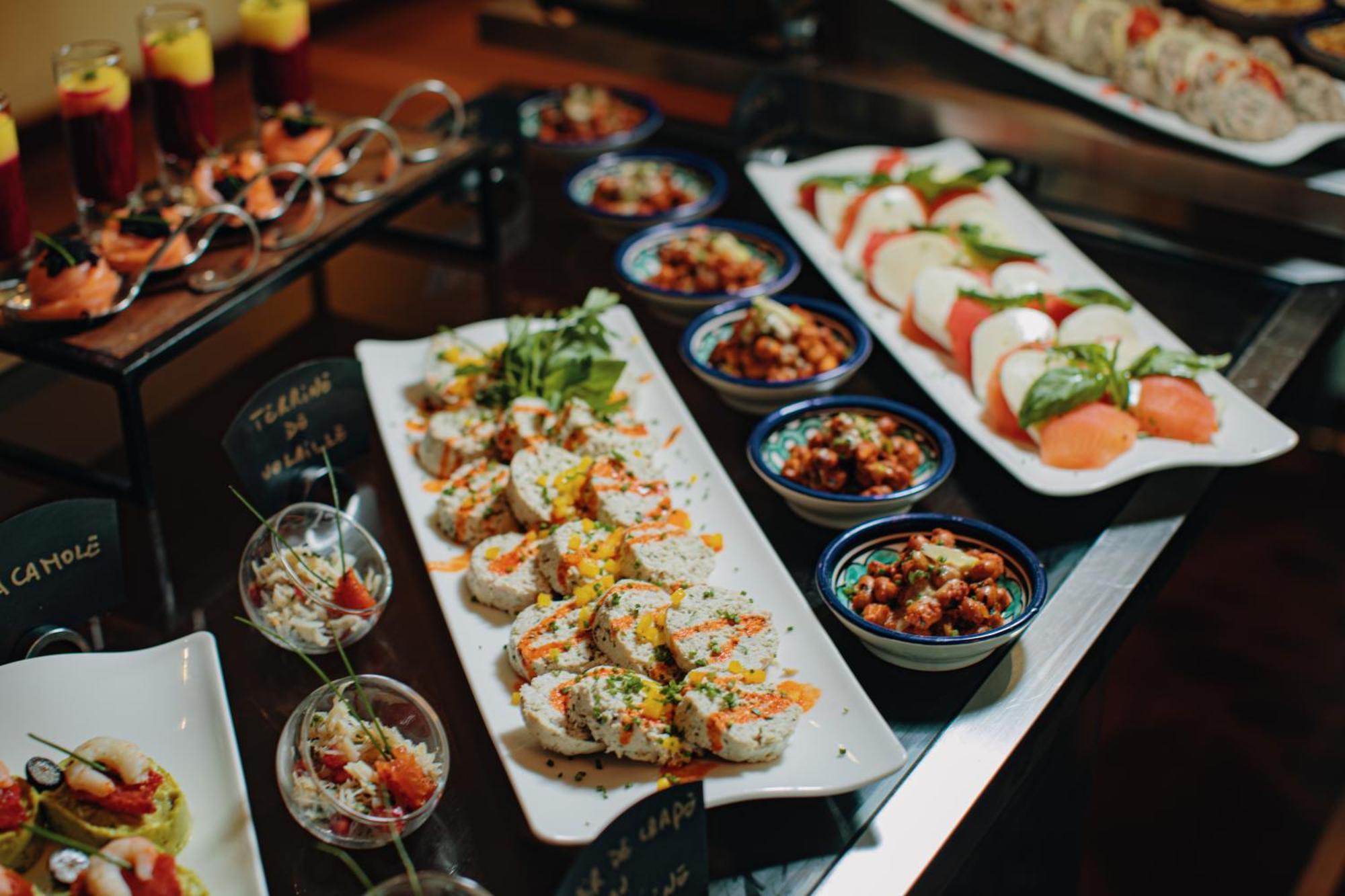 Grand Mogador City Center Casablanca Exteriör bild Sushi at a buffet