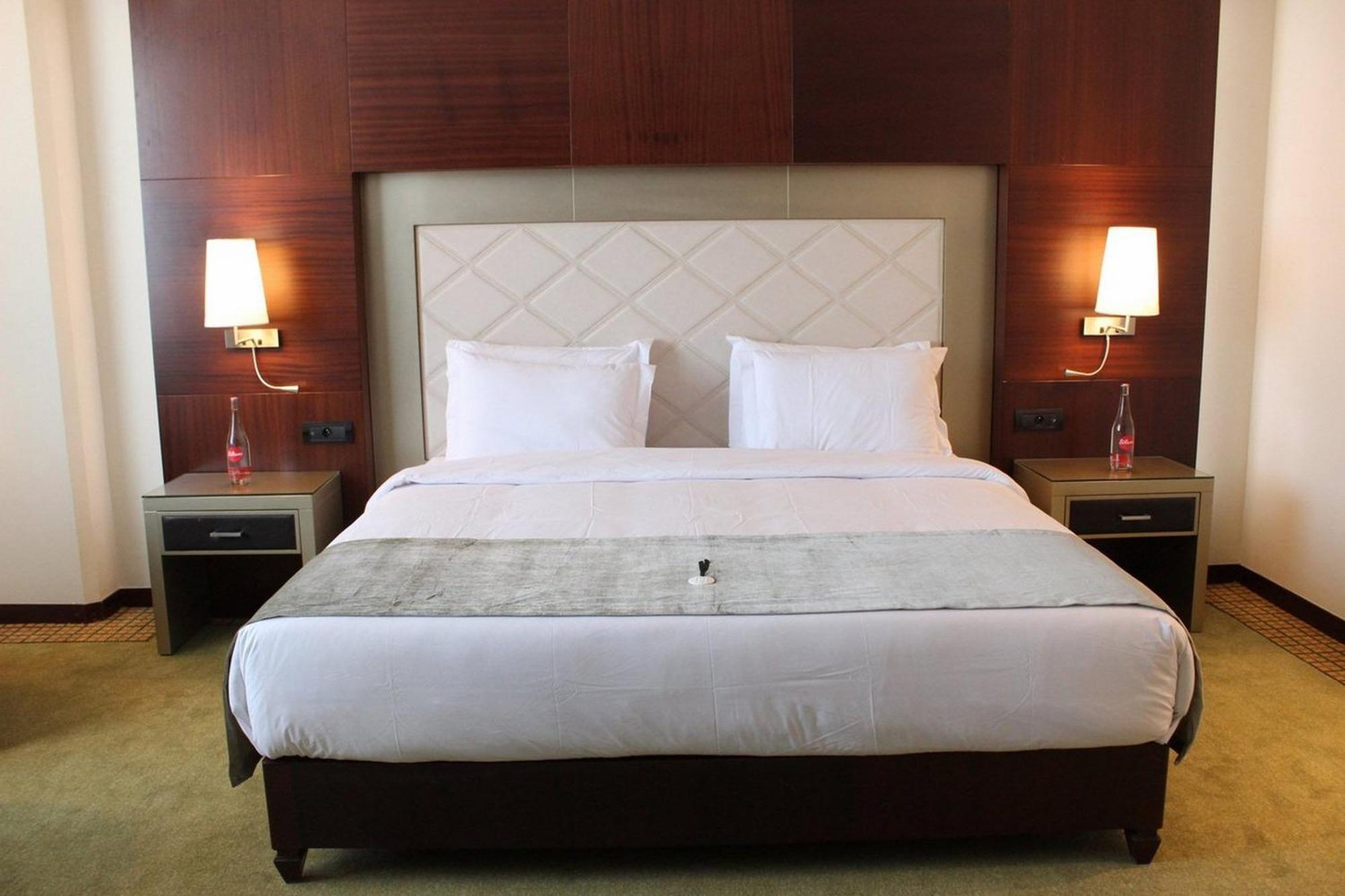 Grand Mogador City Center Casablanca Exteriör bild A bedroom at the hotel