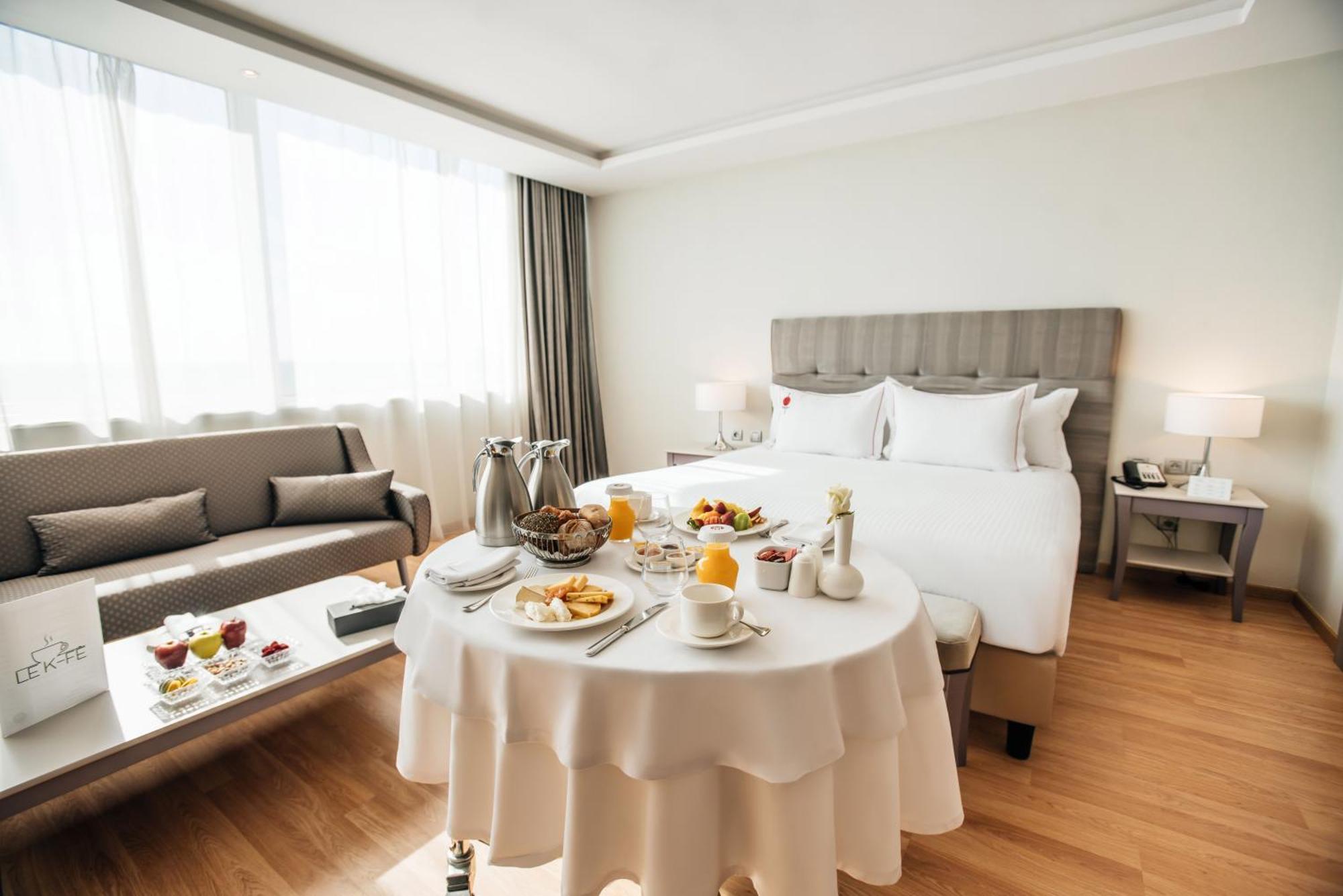 Grand Mogador City Center Casablanca Exteriör bild A room at the hotel