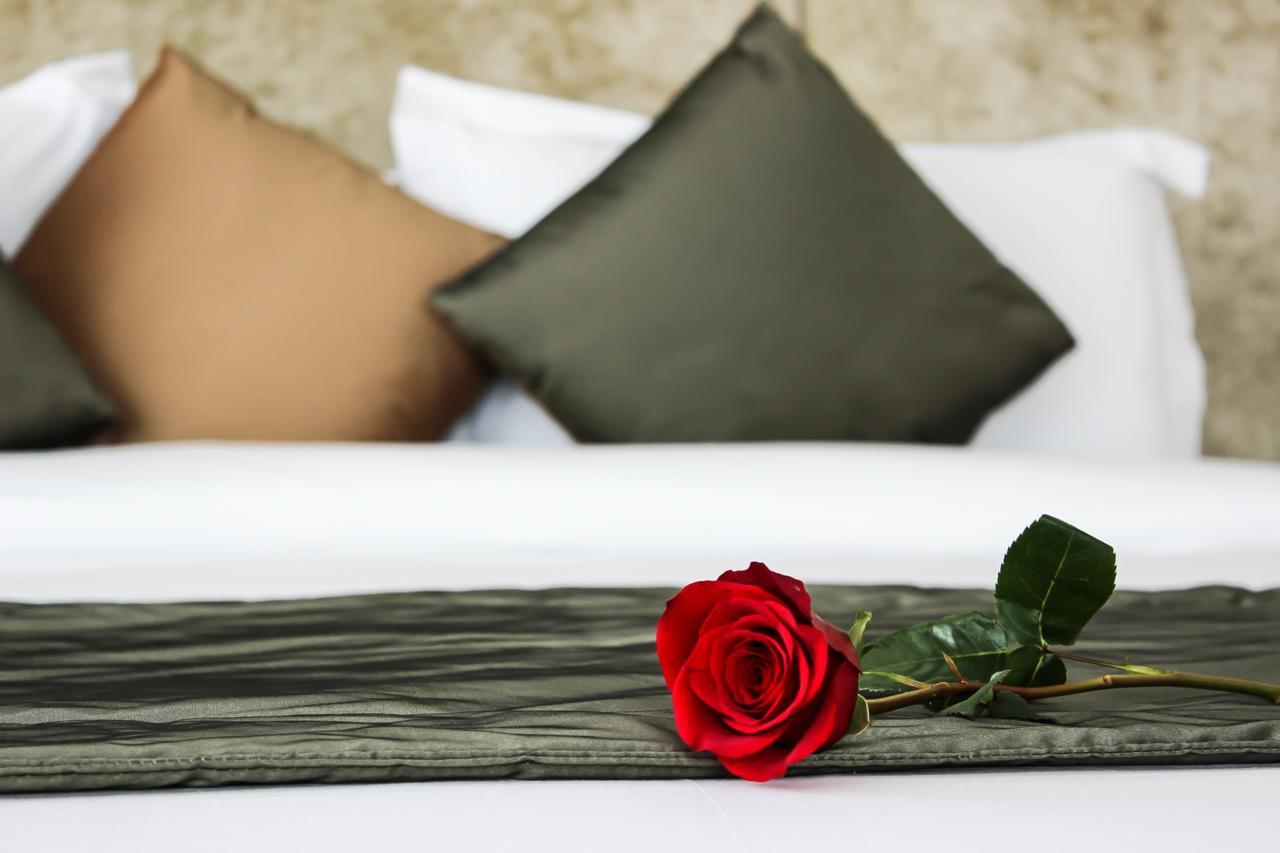 Grand Mogador City Center Casablanca Exteriör bild A rose on a bed