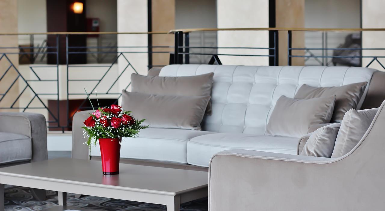 Grand Mogador City Center Casablanca Exteriör bild A sofa