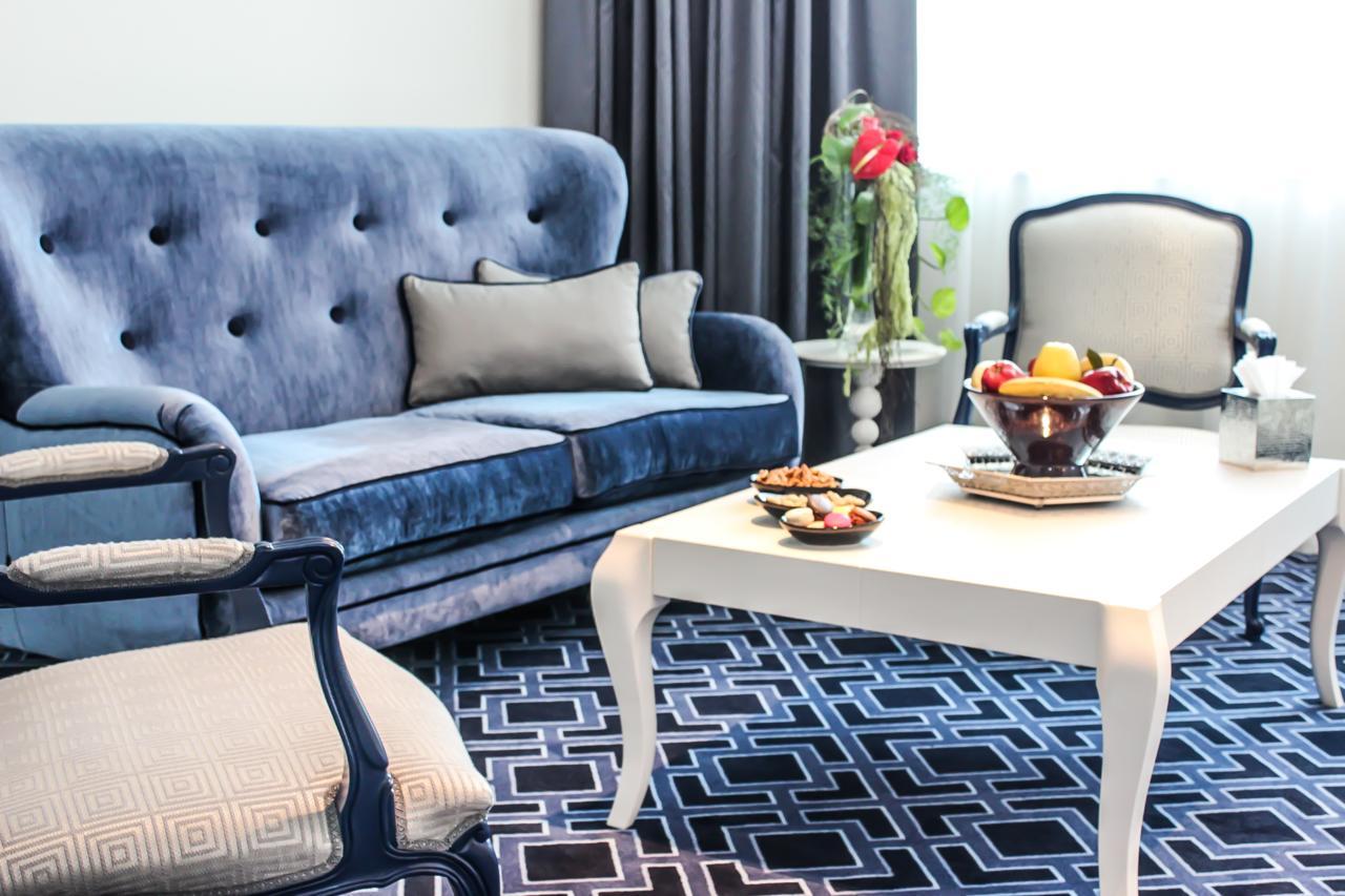 Grand Mogador City Center Casablanca Exteriör bild A living room in a hotel suite