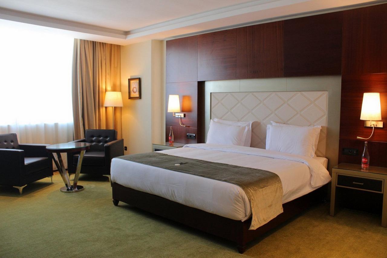 Grand Mogador City Center Casablanca Exteriör bild A room at the hotel