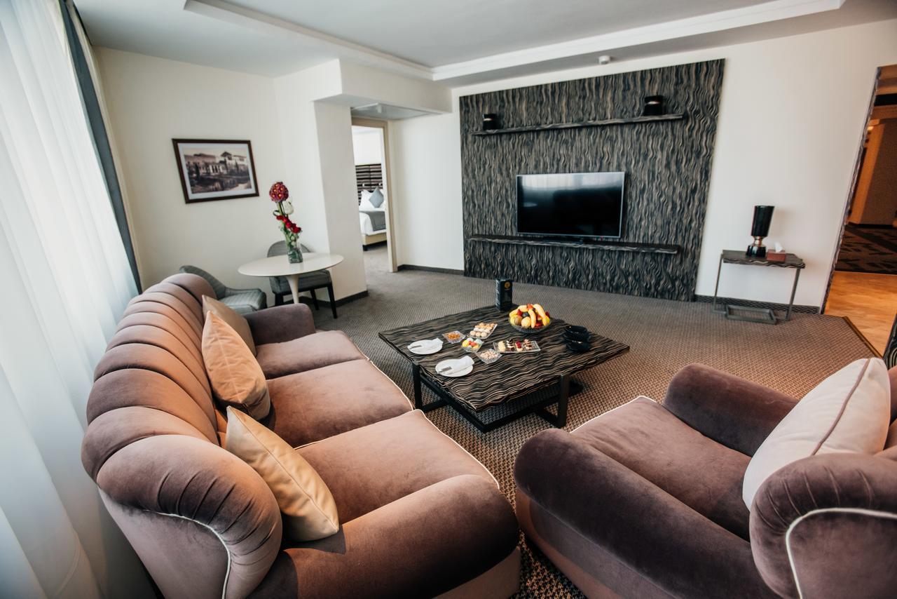 Grand Mogador City Center Casablanca Exteriör bild A living room in a hotel