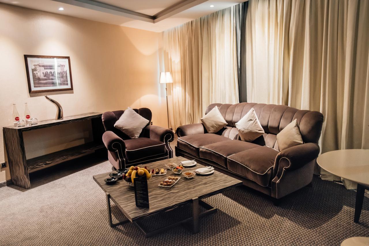 Grand Mogador City Center Casablanca Exteriör bild A living room in a suite at the hotel