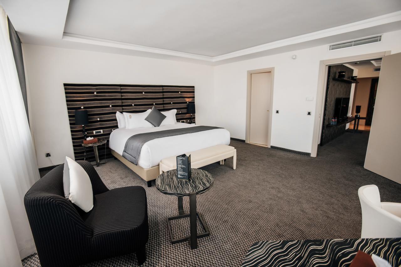 Grand Mogador City Center Casablanca Exteriör bild A bedroom at the hotel